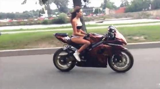 Мацка на мотор (Chick on a bike)